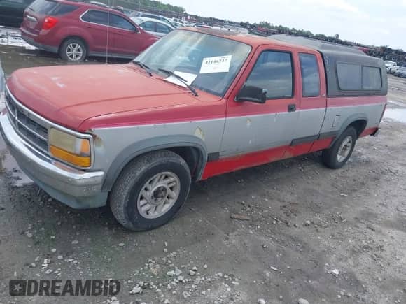 1992 Dodge Dakota z VIN 1B7FL23X8NS514552, wystawiony jako IAAI lot #42146517 z przebiegiem 169 571 mil mil oraz . Historia ofert i sprzedaży dostępna na DreamBid. Obrazek 2.
