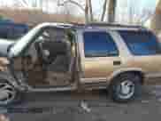 1999 Chevrolet Blazer LT z VIN 1GNDT13W1X2125173, wystawiony jako IAAI lot #41384552 z przebiegiem 208 059 mil mil oraz . Historia ofert i sprzedaży dostępna na DreamBid. Obrazek 14.