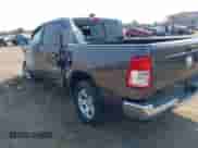 2019 Ram 1500 Big Horn z VIN 1C6RRFFGXKN709911, wystawiony jako IAAI lot #40337177 z przebiegiem 124 338 mil mil oraz . Historia ofert i sprzedaży dostępna na DreamBid. Obrazek 3.