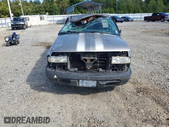 ✅ 2003 Chevrolet S-10 LS • VIN: 1GCCS14H238276411 • Lot: 82161405. Wystawiony na Copart z przebiegiem 245 947 mil. Bezpłatny archiwum sprzedaży aukcyjnych z USA i szczegółowy raport historii pojazdu na DreamBid. Zdjęcie 5.