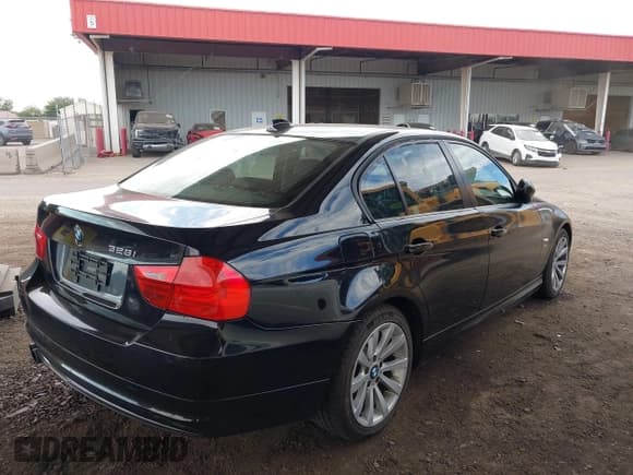 ✅ 2011 BMW 3 Series 328i xDrive • VIN: WBAPK7C51BF085257 • Lot: 43506788. Listed on IAAI with 118,081 mi. Free auction sales archive from the USA and detailed vehicle history report at DreamBid. Image 15.