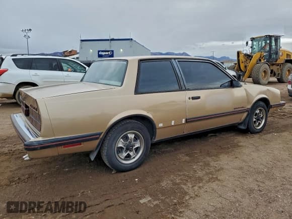 ✅ 1985 Chevrolet Celebrity • VIN: 1G1AW27W8F6277549 • Лот: 94663915. Опубликован ранее на Copart с пробегом 93 672 миль. Бесплатный доступ к архиву аукционных продаж из США и подробный отчёт об истории автомобиля на DreamBid. Изображение 3.