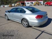 ✅ 2015 Volkswagen Passat S • VIN: 1VWAT7A34FC072238 • Lot: 43548104. Wystawiony na IAAI z przebiegiem 130 002 mil. Bezpłatny archiwum sprzedaży aukcyjnych z USA i szczegółowy raport historii pojazdu na DreamBid. Zdjęcie 3.