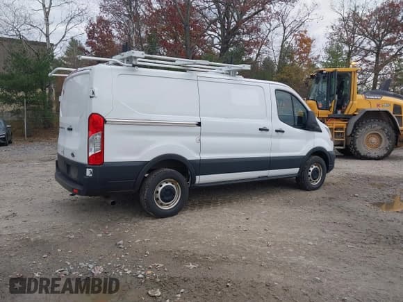 ✅ 2020 Ford Transit Cargo • VIN: 1FTBR1Y8XLKA35538 • Lot: 43521181. Wystawiony na IAAI z przebiegiem 62 443 mil. Bezpłatny archiwum sprzedaży aukcyjnych z USA i szczegółowy raport historii pojazdu na DreamBid. Zdjęcie 4.
