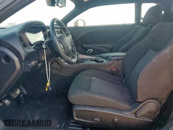 ✅ 2023 Dodge Challenger SXT • VIN: 2C3CDZAG8PH670276 • Lot: 82333975. Wystawiony na Copart z przebiegiem 20 887 mil. Bezpłatny archiwum sprzedaży aukcyjnych z USA i szczegółowy raport historii pojazdu na DreamBid. Zdjęcie 7.