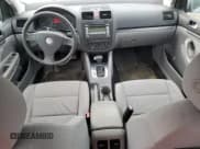 ✅ 2007 Volkswagen Rabbit • VIN: WVWDS71K17W084972 • Lot: 78749794. Wystawiony na Copart z przebiegiem 177 124 mil. Bezpłatny archiwum sprzedaży aukcyjnych z USA i szczegółowy raport historii pojazdu na DreamBid. Zdjęcie 8.