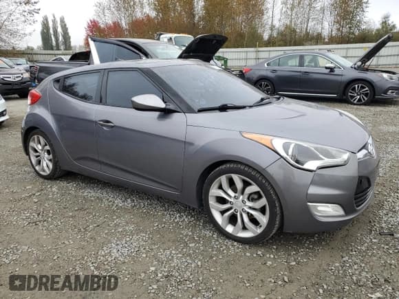 ✅ 2013 Hyundai Veloster w/Gray Int • VIN: KMHTC6AD6DU130643 • Lot: 75777304. Wystawiony na Copart z przebiegiem 107 770 mil. Bezpłatny archiwum sprzedaży aukcyjnych z USA i szczegółowy raport historii pojazdu na DreamBid. Zdjęcie 4.