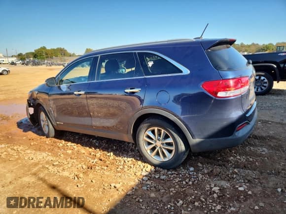 ✅ 2017 Kia Sorento LX • VIN: 5XYPGDA55HG322084 • Lot: 91095705. Listed on Copart with 126,624 mi. Free auction sales archive from the USA and detailed vehicle history report at DreamBid. Image 2.