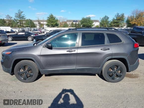 ✅ 2018 Jeep Cherokee Latitude • VIN: 1C4PJMCB5JD575754 • Lot: 43616882. Wystawiony na IAAI z przebiegiem 47 899 mil. Bezpłatny archiwum sprzedaży aukcyjnych z USA i szczegółowy raport historii pojazdu na DreamBid. Zdjęcie 13.