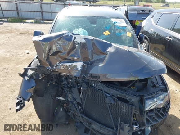 ✅ 2020 Jeep Grand Cherokee Laredo • VIN: 1C4RJFAG6LC169381 • Lot: 39997678. Wystawiony na IAAI z przebiegiem Nie podano. Bezpłatny archiwum sprzedaży aukcyjnych z USA i szczegółowy raport historii pojazdu na DreamBid. Zdjęcie 6.