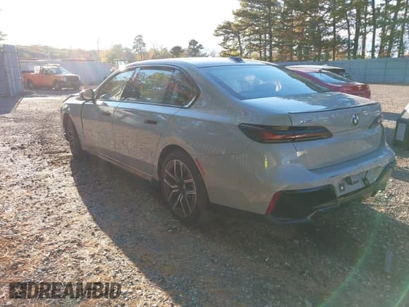 ✅ 2025 BMW 7 Series 740i xDrive • VIN: WBA33EH0XSCU64997 • Lot: 43517267. Wystawiony na IAAI z przebiegiem 8 443 mil. Bezpłatny archiwum sprzedaży aukcyjnych z USA i szczegółowy raport historii pojazdu na DreamBid. Zdjęcie 3.