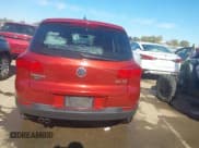 ✅ 2014 Volkswagen Tiguan S • VIN: WVGAV3AX2EW050613 • Lot: 43541966. Wystawiony na IAAI z przebiegiem 101 905 mil. Bezpłatny archiwum sprzedaży aukcyjnych z USA i szczegółowy raport historii pojazdu na DreamBid. Zdjęcie 16.