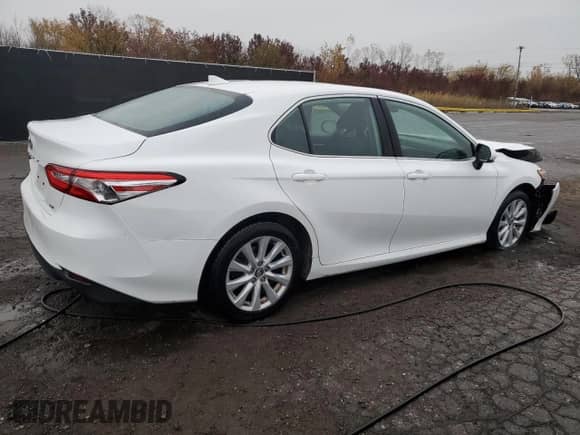 2020 Toyota Camry LE with VIN 4T1C11AK2LU861060, listed as a Copart auction lot 90739275 with 117,008 mi miles and Clean title. Bid and sale history available at DreamBid. Image 3.