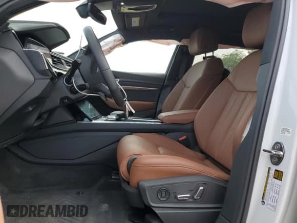 ✅ 2022 Audi e-tron Chronos • VIN: WA1VABGE1NB015127 • Lot: 59771023. Wystawiony na Copart z przebiegiem 12 716 mil. Bezpłatny archiwum sprzedaży aukcyjnych z USA i szczegółowy raport historii pojazdu na DreamBid. Zdjęcie 7.