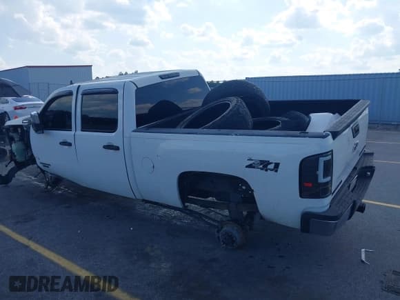 ✅ 2008 Chevrolet Silverado 2500HD LTZ • VIN: 1GCHK23698F169774 • Lot: 43274623. Wystawiony na IAAI z przebiegiem 272 098 mil. Bezpłatny archiwum sprzedaży aukcyjnych z USA i szczegółowy raport historii pojazdu na DreamBid. Zdjęcie 3.