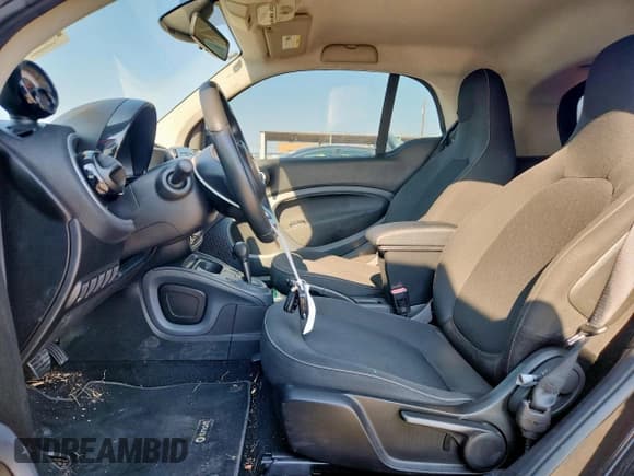 ✅ 2016 Smart fortwo Passion • VIN: WMEFJ5DA3GK048048 • Lot: 71927625. Wystawiony na Copart z przebiegiem 35 077 mil. Bezpłatny archiwum sprzedaży aukcyjnych z USA i szczegółowy raport historii pojazdu na DreamBid. Zdjęcie 7.