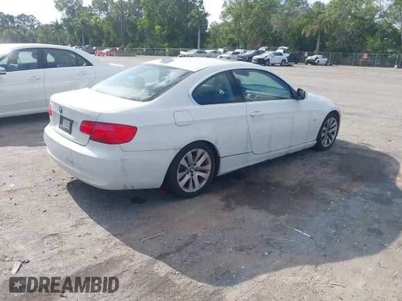 ✅ 2011 BMW 3 Series 328i • VIN: WBAKE5C54BE429546 • Lot: 42149284. Wystawiony na IAAI z przebiegiem 79 967 mil. Bezpłatny archiwum sprzedaży aukcyjnych z USA i szczegółowy raport historii pojazdu na DreamBid. Zdjęcie 4.