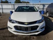 ✅ 2018 Chevrolet Cruze LT • VIN: 1G1BE5SM1J7137179 • Lot: 84255615. Wystawiony na Copart z przebiegiem 130 311 mil. Bezpłatny archiwum sprzedaży aukcyjnych z USA i szczegółowy raport historii pojazdu na DreamBid. Zdjęcie 5.