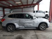 ✅ 2017 BMW X1 sDrive28i • VIN: WBXHU7C33H5H38109 • Lot: 43454360. Wystawiony na IAAI z przebiegiem 81 688 mil. Bezpłatny archiwum sprzedaży aukcyjnych z USA i szczegółowy raport historii pojazdu na DreamBid. Zdjęcie 13.