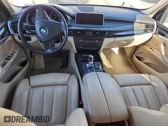 ✅ 2014 BMW X5 xDrive50i • VIN: 5UXKR6C51E0J71662 • Lot: 90668015. Wystawiony na Copart z przebiegiem 108 277 mil. Bezpłatny archiwum sprzedaży aukcyjnych z USA i szczegółowy raport historii pojazdu na DreamBid. Zdjęcie 8.