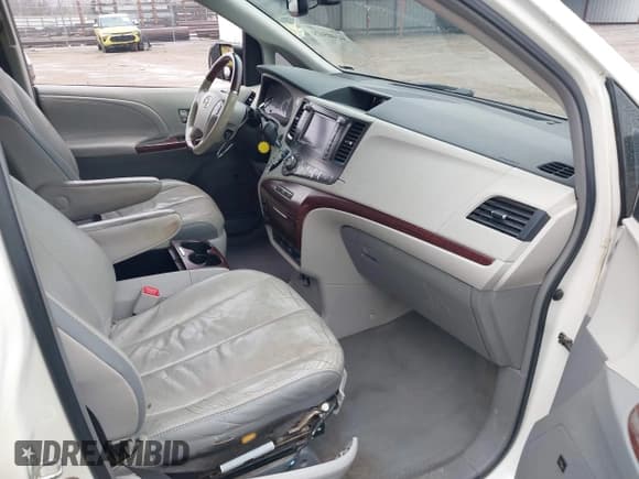 ✅ 2011 Toyota Sienna XLE • VIN: 5TDDK3DC8BS010051 • Lot: 41405424. Listed on IAAI with 293,348 mi. Free auction sales archive from the USA and detailed vehicle history report at DreamBid. Image 5.