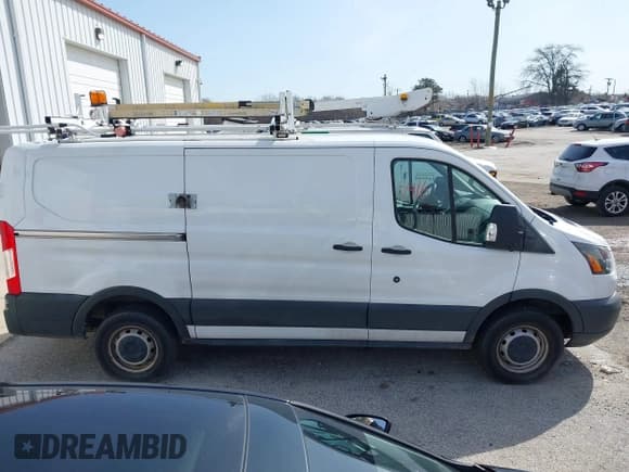 ✅ 2016 Ford Transit Cargo • VIN: 1FTYR1YM1GKB55452 • Lot: 41850416. Wystawiony na IAAI z przebiegiem 91 973 mil. Bezpłatny archiwum sprzedaży aukcyjnych z USA i szczegółowy raport historii pojazdu na DreamBid. Zdjęcie 13.