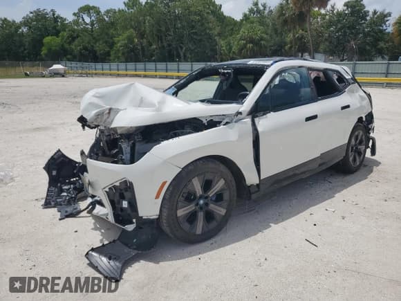 ✅ 2023 BMW iX xDrive50 • VIN: WB523CF09PCM86465 • Lot: 63203405. Wystawiony na Copart z przebiegiem 55 203 mil. Bezpłatny archiwum sprzedaży aukcyjnych z USA i szczegółowy raport historii pojazdu na DreamBid. Zdjęcie 1.