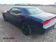 2014 Dodge Challenger SXT z VIN 2C3CDYAG0EH313973, wystawiony jako IAAI lot #43497087 z przebiegiem 136 844 mil mil oraz . Historia ofert i sprzedaży dostępna na DreamBid. Obrazek 3.