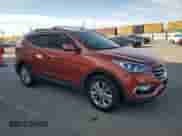 2017 Hyundai Santa Fe 2.0T z VIN 5XYZUDLA7HG490689, wystawiony jako Copart lot #53673385 z przebiegiem 131 435 mil mil oraz Szkoda całkowita • Salvage title. Historia ofert i sprzedaży dostępna na DreamBid. Obrazek 4.