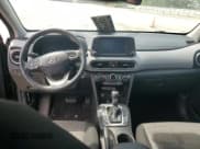 ✅ 2018 Hyundai Kona SEL • VIN: KM8K22AA7JU070476 • Лот: 71768634. Опубликован ранее на Copart с пробегом 44 784 миль. Бесплатный доступ к архиву аукционных продаж из США и подробный отчёт об истории автомобиля на DreamBid. Изображение 8.