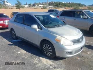 ✅ 2011 Nissan Versa S • VIN: 3N1BC1AP4BL449501 • Lot: 43822083. Wystawiony na IAAI z przebiegiem 125 461 mil. Bezpłatny archiwum sprzedaży aukcyjnych z USA i szczegółowy raport historii pojazdu na DreamBid. Zdjęcie 1.