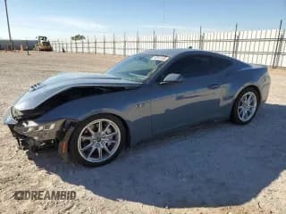 ✅ 2024 Ford Mustang GT Premium • VIN: 1FA6P8CF6R5435471 • Лот: 82641185. Опубликован ранее на Copart с пробегом 5 759 миль. Бесплатный доступ к архиву аукционных продаж из США и подробный отчёт об истории автомобиля на DreamBid. Изображение 1.