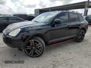 ✅ 2005 Porsche Cayenne Turbo • VIN: WP1AC29P85LA92566 • Lot: 51127465. Wystawiony na Copart z przebiegiem 105 489 mil. Bezpłatny archiwum sprzedaży aukcyjnych z USA i szczegółowy raport historii pojazdu na DreamBid. Zdjęcie 1.