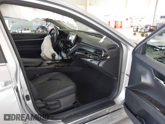 2022 Toyota Camry SE z VIN 4T1G11AK2NU651062, wystawiony jako IAAI lot #42473429 z przebiegiem 46 906 mil mil oraz . Historia ofert i sprzedaży dostępna na DreamBid. Obrazek 5.