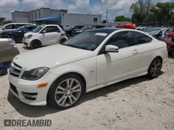 ✅ 2012 Mercedes-Benz C 250 • VIN: WDDGJ4HB0CF820966 • Lot: 63697624. Wystawiony na Copart z przebiegiem 136 741 mil. Bezpłatny archiwum sprzedaży aukcyjnych z USA i szczegółowy raport historii pojazdu na DreamBid. Zdjęcie 1.