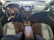 ✅ 2016 Jeep Cherokee Latitude • VIN: 1C4PJMCB8GW286591 • Лот: 94309305. Опубликован ранее на Copart с пробегом 127 363 миль. Бесплатный доступ к архиву аукционных продаж из США и подробный отчёт об истории автомобиля на DreamBid. Изображение 8.