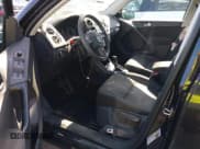 ✅ 2012 Volkswagen Tiguan LE • VIN: WVGAV7AX1CW557250 • Лот: 42300694. Опубликован ранее на IAAI с пробегом 122 310 миль. Бесплатный доступ к архиву аукционных продаж из США и подробный отчёт об истории автомобиля на DreamBid. Изображение 5.