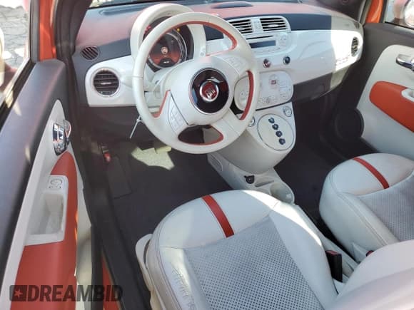 ✅ 2013 FIAT 500e • VIN: 3C3CFFGE2DT751680 • Lot: 86692035. Wystawiony na Copart z przebiegiem 29 848 mil. Bezpłatny archiwum sprzedaży aukcyjnych z USA i szczegółowy raport historii pojazdu na DreamBid. Zdjęcie 8.