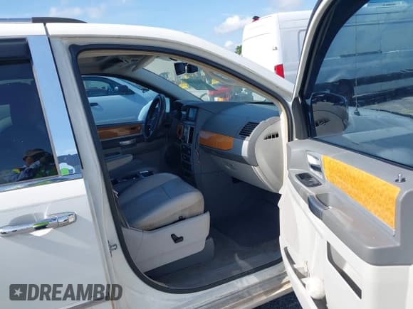 ✅ 2009 Chrysler Town & Country Limited • VIN: 2A8HR64X99R677255 • Lot: 42673700. Wystawiony na IAAI z przebiegiem 171 021 mil. Bezpłatny archiwum sprzedaży aukcyjnych z USA i szczegółowy raport historii pojazdu na DreamBid. Zdjęcie 5.