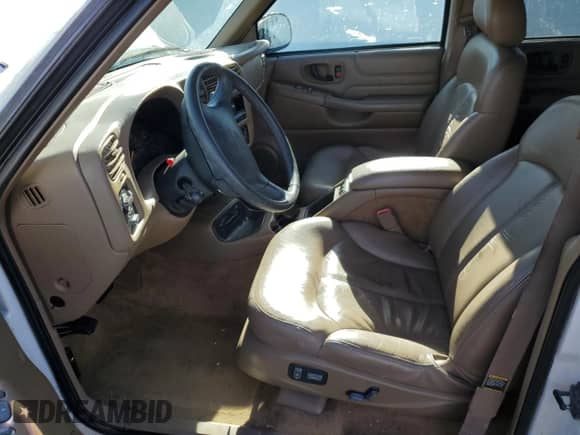 1998 Chevrolet Blazer LT z VIN 1GNDT13W9W2139126, wystawiony jako Copart lot #77614904 z przebiegiem Nie podano mil oraz Czysty tytuł • Clean title. Historia ofert i sprzedaży dostępna na DreamBid. Obrazek 7.