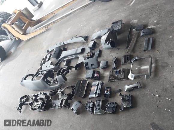 ✅ 2015 Chevrolet Silverado 2500HD LT • VIN: 1GC1KVE82FF105963 • Lot: 42234464. Listed on IAAI with Not provided. Free auction sales archive from the USA and detailed vehicle history report at DreamBid. Image 16.