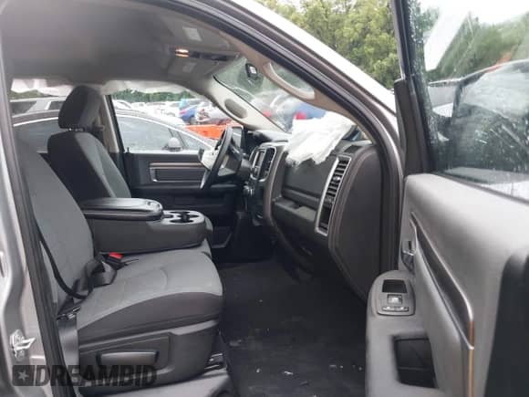 2024 Ram 1500 SLT z VIN 1C6RR6GG7RS122639, wystawiony jako IAAI lot #42777473 z przebiegiem 46 397 mil mil oraz . Historia ofert i sprzedaży dostępna na DreamBid. Obrazek 5.