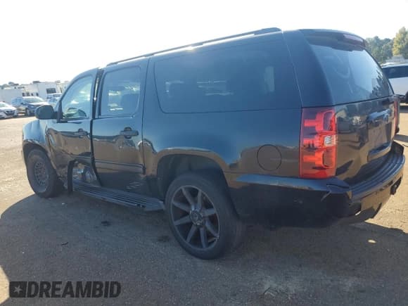 ✅ 2010 Chevrolet Suburban LS • VIN: 1GNUCHE05AR199633 • Lot: 82591025. Listed on Copart with 300,472 mi. Free auction sales archive from the USA and detailed vehicle history report at DreamBid. Image 2.