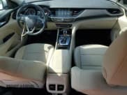 ✅ 2018 Buick Regal Essence • VIN: W04GV8SX4J1132113 • Lot: 70029825. Wystawiony na Copart z przebiegiem 84 700 mil. Bezpłatny archiwum sprzedaży aukcyjnych z USA i szczegółowy raport historii pojazdu na DreamBid. Zdjęcie 8.