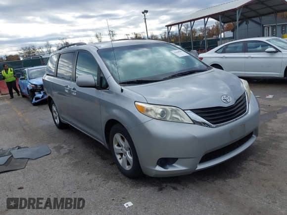 ✅ 2012 Toyota Sienna LE • VIN: 5TDKK3DC5CS201628 • Lot: 43640805. Wystawiony na IAAI z przebiegiem 104 449 mil. Bezpłatny archiwum sprzedaży aukcyjnych z USA i szczegółowy raport historii pojazdu na DreamBid. Zdjęcie 1.