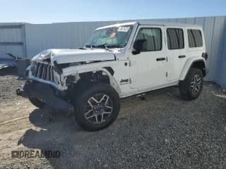 ✅ 2025 Jeep Wrangler Sahara • VIN: 1C4PJXEN0SW500474 • Лот: 87386285. Опубликован ранее на Copart с пробегом 23 677 миль. Бесплатный доступ к архиву аукционных продаж из США и подробный отчёт об истории автомобиля на DreamBid. Изображение 1.