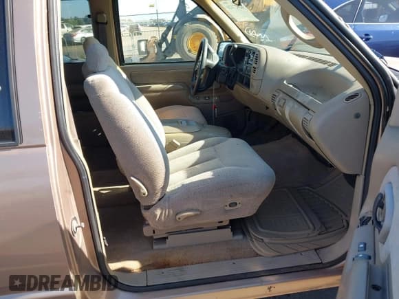 ✅ 1996 GMC Sierra 1500 • VIN: 1GTEC19R0TE524941 • Lot: 42827420. Wystawiony na IAAI z przebiegiem 186 246 mil. Bezpłatny archiwum sprzedaży aukcyjnych z USA i szczegółowy raport historii pojazdu na DreamBid. Zdjęcie 5.