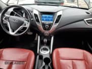✅ 2015 Hyundai Veloster • VIN: KMHTC6ADXFU221711 • Lot: 66359484. Wystawiony na Copart z przebiegiem 69 223 mil. Bezpłatny archiwum sprzedaży aukcyjnych z USA i szczegółowy raport historii pojazdu na DreamBid. Zdjęcie 8.