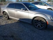 ✅ 2017 Chrysler 300 S • VIN: 2C3CCABG9HH663194 • Lot: 43820594. Wystawiony na IAAI z przebiegiem 157 009 mil. Bezpłatny archiwum sprzedaży aukcyjnych z USA i szczegółowy raport historii pojazdu na DreamBid. Zdjęcie 6.