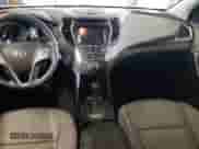 ✅ 2018 Hyundai Santa Fe 2.4L • VIN: 5NMZU3LB7JH101659 • Lot: 71634882. Wystawiony na Copart z przebiegiem 90 025 mil mil. Skorzystaj z bezpłatnego archiwum sprzedaży aukcyjnych z USA i zobacz szczegółowy raport historii pojazdu na DreamBid. Zdjęcie 8.